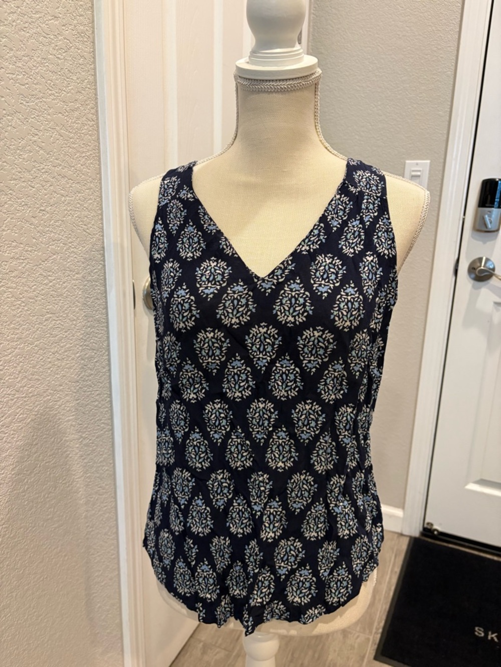 Old Navy Navy Blue V-Neck Sleeveless Printed Camisole